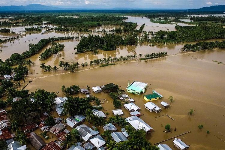 Foto udara menunjukkan kondisi kota Kabacan di Catobato utara, selatan pulau Mindanao usai diterjang badai tropis Tembin dan banjir, Sabtu (23/12/2017).
