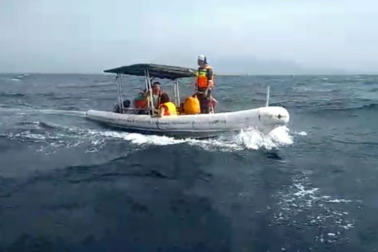 Lima wisatawan asal Perancis yang menyebrang dari Balohan Sabang tujuan pelabuhan Ulee Lheu Banda Aceh dengan menggunakan  boat pemandu wisata dalam perjananan mati mesin boat yang mereka tumpangi sehingga  terdampar ke pulau Buro, Selat Benggala, Kabupaten Aceh Besar. Senin (09/09/2019) foto dok tim SAR Banda Aceh