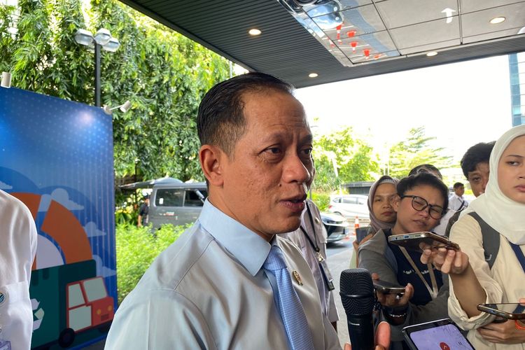 Menteri LH Hanif Faisol menjelaskan banjir di Sumatera, Senin (9/12/2025). 