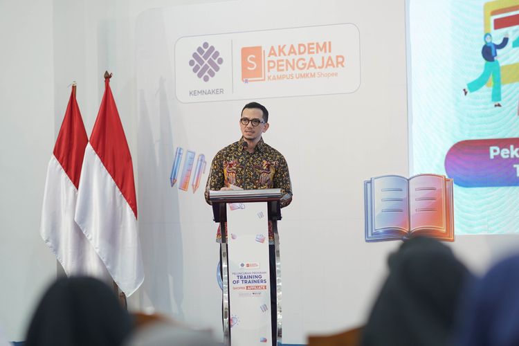 Deputy Director of Public Affairs Shopee Indonesia, Radynal Nataprawira, saat memberikan sambutan saat Peluncuran program Training of Trainers: Shopee Affiliate (Dengan Instruktur Tersertifikasi BNSP) di Balai BBPVP Bekasi, Jawa Barat, Rabu (11/2/2026).
