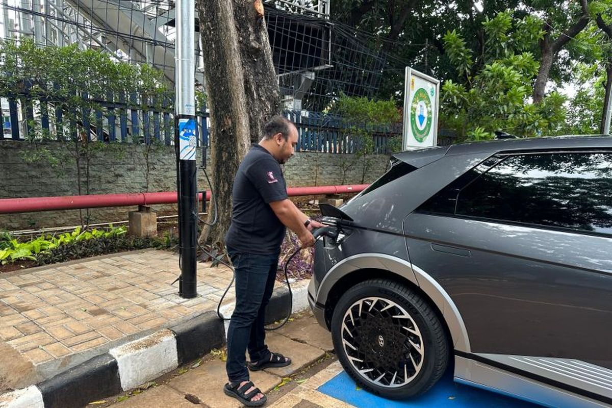 PT PLN (Persero) menjadikan aset tiang listrik sebagai stasiun pengisian kendaraan listrik umum (SPKLU) untuk kemudahan pengisian daya mobil listrik.