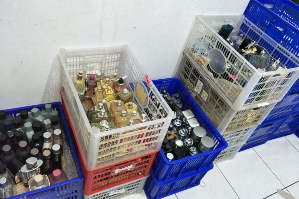 Parfum palsu yang diproduksi di sebuah rumah di Tamansari, Jakarta Barat, Rabu (7/2/2018).