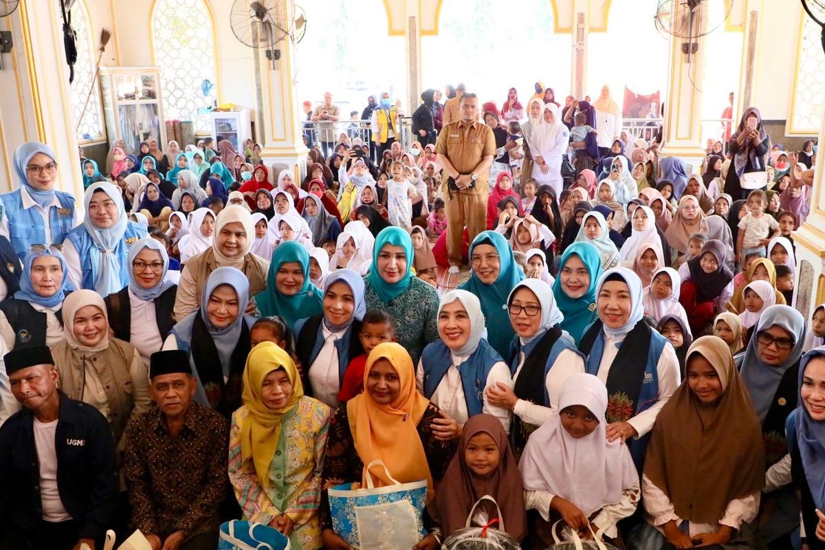 Ketua Umum Solidaritas Perempuan untuk Indonesia (Seruni) Tri Tito Karnavian bersama anggota Seruni berfoto bersama warga Gampong Meunasah Raya, Kecamatan Meurah Dua, Pidie Jaya, Aceh, Selasa (10/2/2026). Ketum dan Anggota Seruni berfoto bersama warga usai memberikan bantuan kepada warga setempat. 
