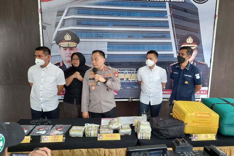 Pengungkapan temuan narkoba jenis sabu seberat 9,5 kilogram dari jaringan peredaran narkoba internasional Malaysia oleh Polres Metro Jakarta Barat di Mapolres Metro Jakarta Barat, Kamis (14/7/2022).