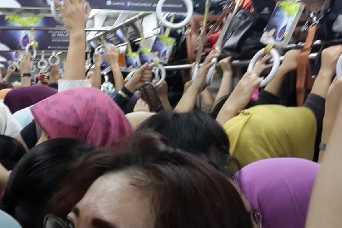 Gerbong wanita Commuter Line penuh sesak saat jam sibuk