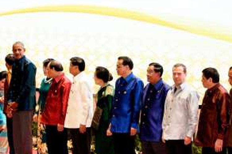 Presiden AS Barack Obama dan Presiden Filipina Rodrigo Duterte di podium saat sesi foto bersama dalam acara gala dinner KTT ASEAN di Vientiane, Laos, Rabu malam. 