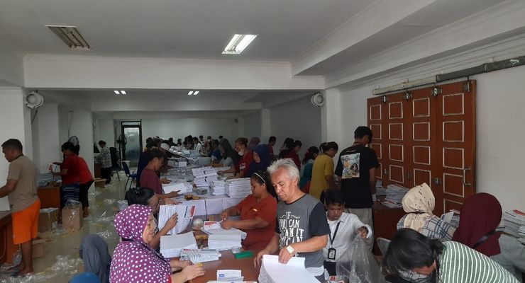 KPU Jakarta Utara Libatkan Masyarakat Sekitar untuk Pelipatan Surat Suara Pemilu 2024