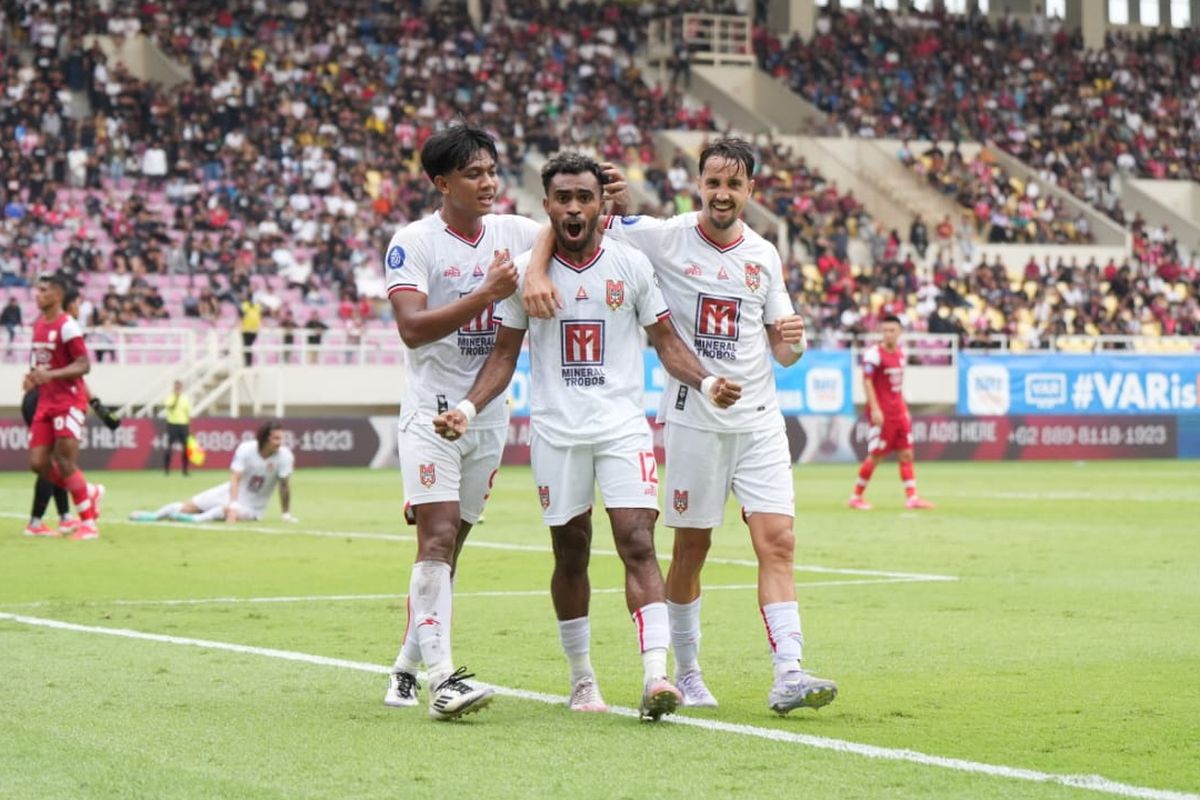 Yakob Sayuri merayakan gol saat Malut United FC berhasil meraih kemenangan 3-1 di markas Persis Solo dalam lanjutan Liga 1 Indonesia 2024-2025, Sabtu (12/4).
