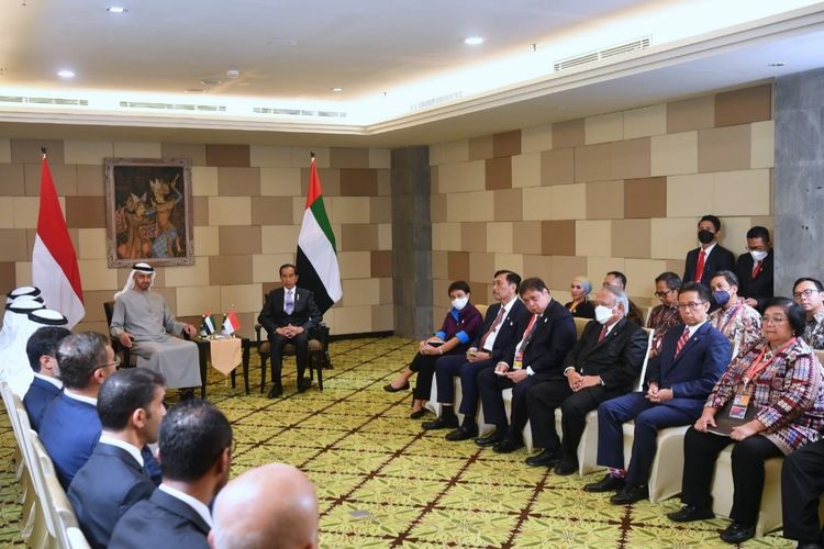 Presiden Joko Widodo dan sejumlah menteri bertemu dengan Presiden Uni Emirat Arab (UEA) Sheikh Mohammed bin Zayed Al Nahyan (MBZ) dan para pengusaha UEA di sela-sela acara B20 Summit di Bali Nusa Dua Convention Center (BNDCC), Kabupaten Badung, Senin (14/11/2022).