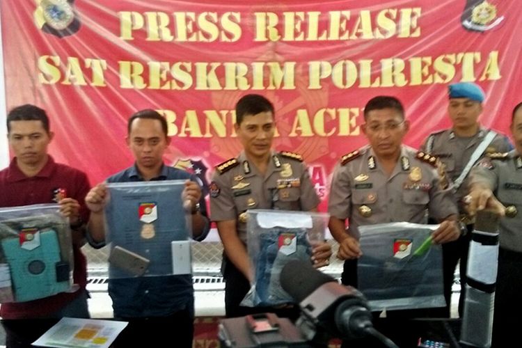 Tim Satuan Reskrim Polresta Banda Aceh merilis sejumlah barang bukti yang diamankan dari Ridwan (22) pelaku pembunuhan sadis terhadap majikannya satu keluarga, Selasa (16/01/17).