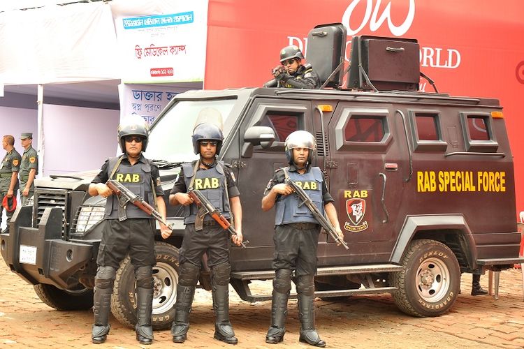 Personel pasukan elite Rapid Action Batallion (RAB) yang dilibatkan dalam pemberantasan narkoba di Bangladesh.