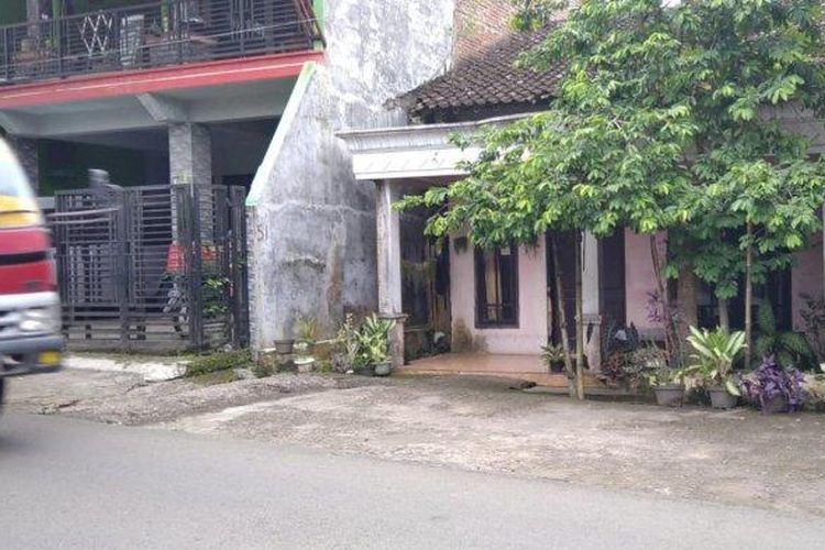 Suasana depan rumah Nur Hasan, pimpinan Kelompok Tunggal Jati tampak sepi pasca terjadi peristiwa ritual berujung maut di Pantai Payangan, Jember 