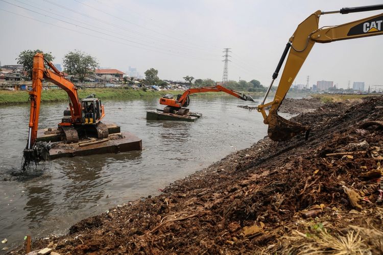 Pekerja mengeruk lumpur menggunakan ekskavator di Kanal Banjir Barat (KBB) sungai Ciliwung di Tanah Abang, Jakarta Pusat, Senin (11/9/2017). Pengerukan lumpur dilakukan untuk memperlancar aliran air sungai serta mengantisipasi datangnya musim hujan yang mengakibatkan banjir yang kerap terjadi di Jakarta.