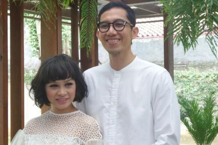 Andien Aisyah dan suaminya, Irfan Wahyudi, menghadiri perilisan single Andien berjudul Belahan Jantungku di Galeri dia.lo.gue, Kemang, Jakarta Selatan, Kamis (22/12/2016). Lirik lagu itu diciptakan oleh penyanyi Tulus dan diproduseri oleh gitaris Nikita Dompas.