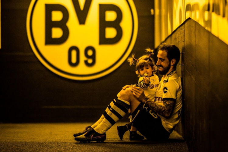 Paco Alcacer bersama putrinya saat masih membela Borussia Dortmund.