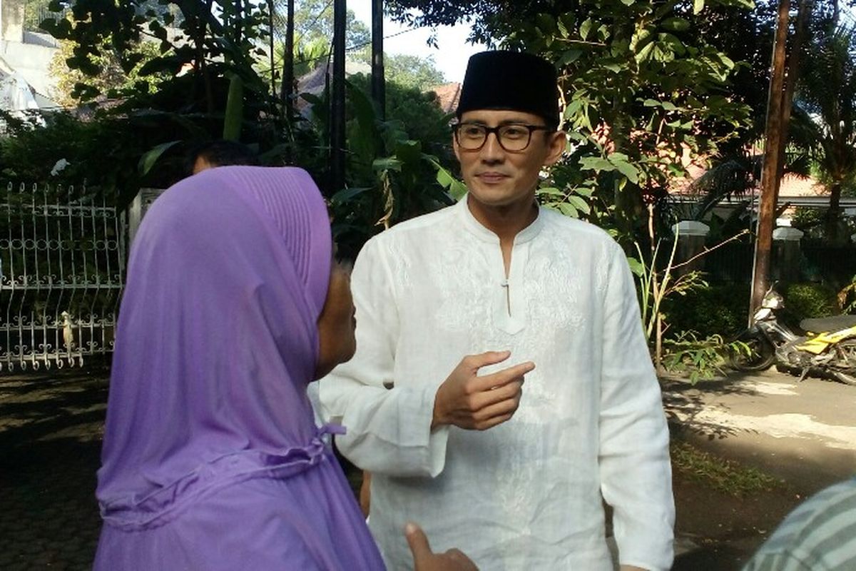 Wakil gubernur DKI  terpilih Sandiaga Uno kala berinteraksi dengan warga seusai menjalankan Shalat Id di Masjid At-Taqwa, Jakarta Selatan, Minggu (25/6/2017).