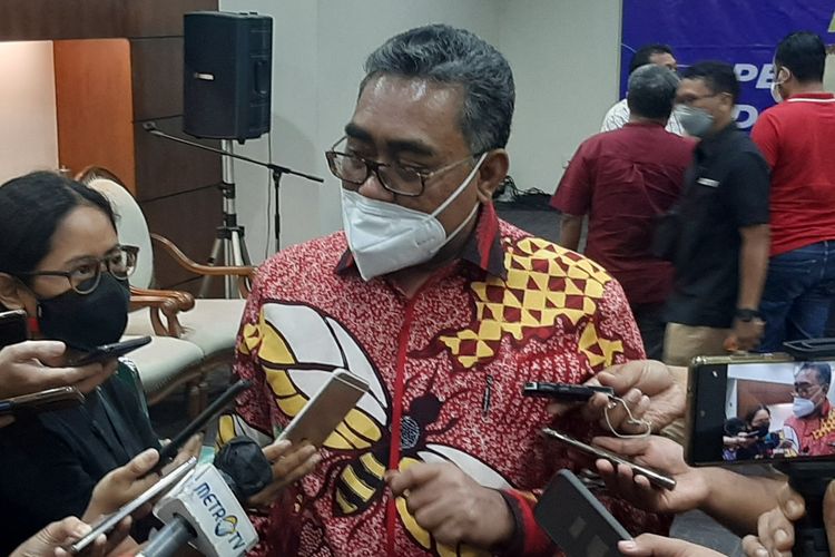 Wakil Ketua Umum PKB Jazilul Fawaid memberi keterangan kepada pers di Kompleks Parlemen, Jakarta, Senin (22/11/2021).