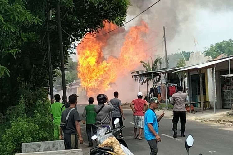 Truk pengangkut 562 elpiji diketahui terbakar di Jalan Raya Bluto, Kecamatan Bluto, Kabupaten Sumenep, Jawa Timur, Rabu (25/1/2023).