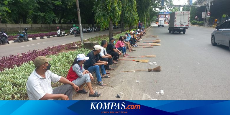 Aksi Lempar Sapu Dilakukan PPSU sebagai Protes Terhadap Lurah Ancol