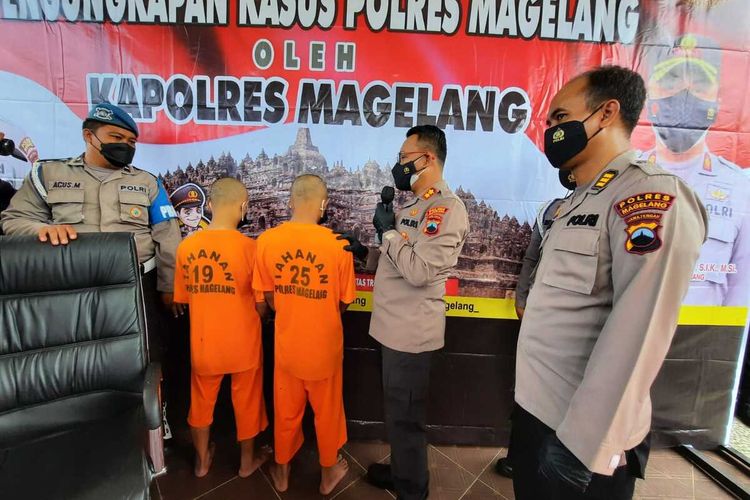 Dua dari tiga pemuda tersangka dugaan kasus pemerkosaan seorang santri dihadirkan dalam gelar perkara di Mapolres Magelang, Jawa Tengah, Jumat (14/1/2022).