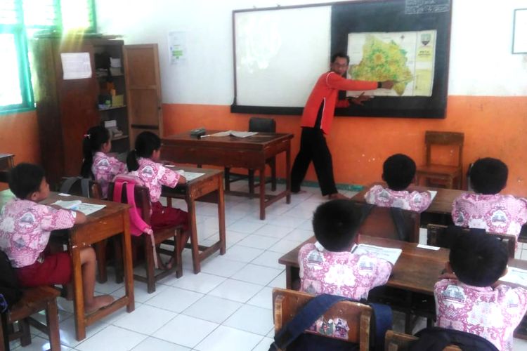 Casman, guru honorer asal Jatigede, Sumedang, Jawa Barat yang telah mengajar sejak tahun 1996. Casman mengajar siswa kelas 4 SDN Ciawi, Jumat (3/5/2019) pagi. AAM AMINULLAH/KOMPAS.com