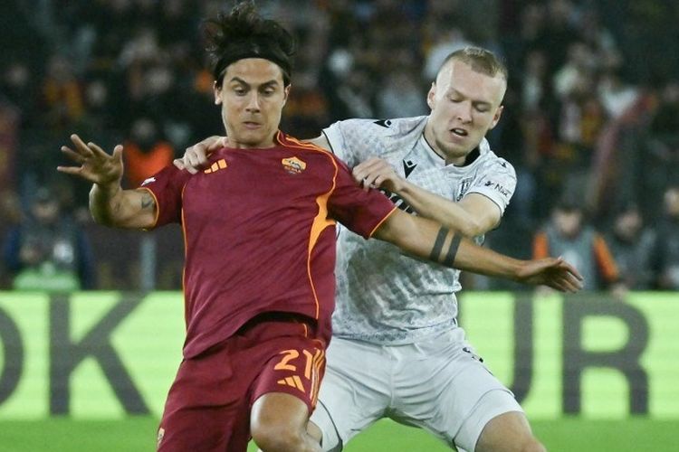 Paulo Dybala (kiri) dibayangi Karel Spacil dalam pertandingan Liga Europa antara AS Roma vs Viktoria Plzen, di stadion Olimpico di Roma, pada 23 Oktober 2025. (Foto oleh Filippo MONTEFORTE / AFP)