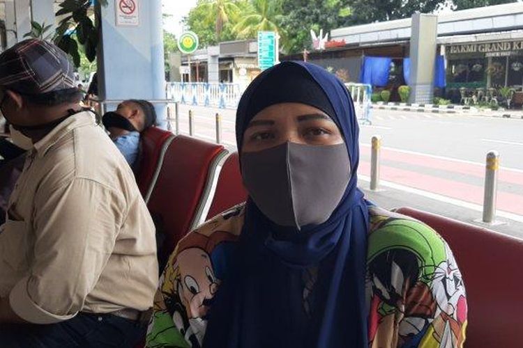 Yani, calon penumpang di Bandara Halim Perdanakusuma, Makasar, Jakarta Timur, Jumat (24/4/2020) 
