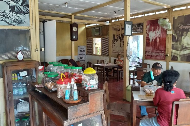 Suasana kedai Jamu Ginggang di Pakualaman yang masih mempertahankan suasana kuno