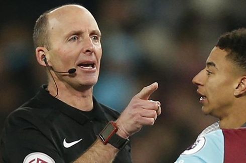 Catatan Wasit Mike Dean dalam 2 Laga Terakhir, Ganas dan Kontroversial