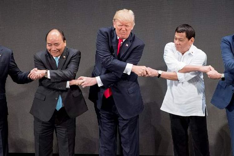Inilah momen dimana Presiden Filipina, Rodrigo Duterte, berjabat tangan dengan Presiden Amerika Serikat Donald Trump, dan para pemimpin negara lainnya di KTT Asean di Manila, Filipina. Momen ini dijadikan inspirasi untuk membuat episode terbaru The Simpsons