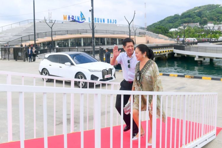 Presiden Filipina Ferdinand Marcos Jr dan istri berpenampilan santai saat mengikuti undangan menyaksikan sunset bersama Presiden Joko Widodo di Labuan Bajo, NTT, Rabu (10/5/2023).