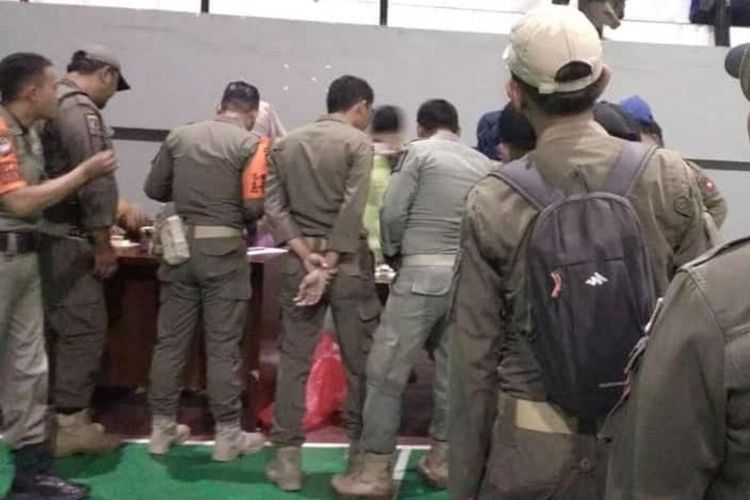 Seluruh personil Satuan Polisi Pamong Praja (Satpol PP) Provinsi Sulawesi Selatan (Sulsel) mendadak di tes urine di GOR (Gedung Olahraga) Pemprov Sulsel, Selasa (1/10/2022).