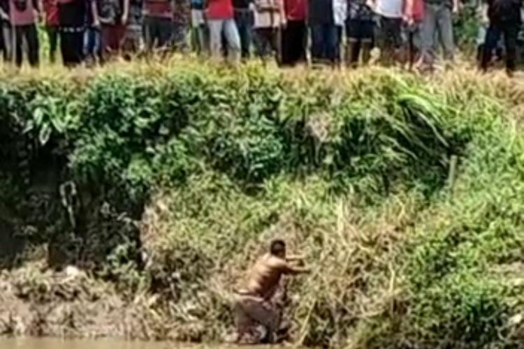 SM, warga Desa Yosorati Kecamatan Sumberbaru Kabupaten Jember menceburkan diri ke sungai usai ketangkap mencuri motor 