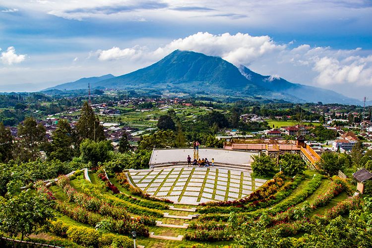 Panorama sisi utara Merbabu dari Agrowisata Kopeng Gunungsari, Semarang, Jawa Tengah.