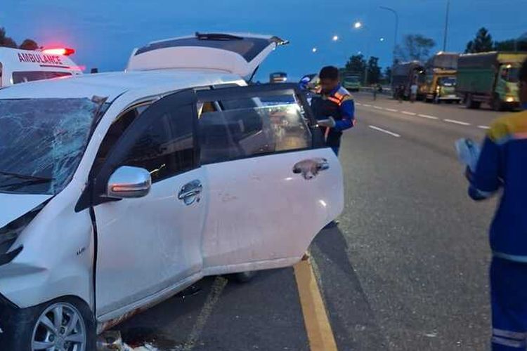 Avanza Berpenumpang Satu Keluarga Kecelakaan Tunggal di Tol Permai: 2 Tewas dan 6 Luka Berat
