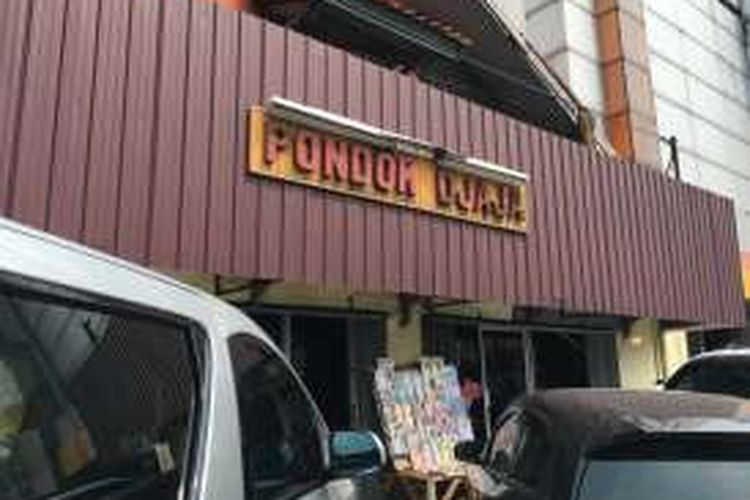 RM Pondok Djaja, salah satu rumah makan Padang tertua di Jakarta yang buka sejak 1969.