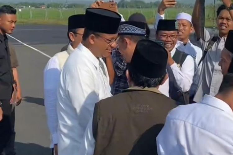 Calon presiden (Capres) dan Calon wakil presiden (Cawapres) nomor urut 1 Anies Baswedan dan Muhaimin Iskandar tiba di Bandara Trunojoyo Kabupaten Sumenep, Jawa Timur, Rabu (31/1/2024). 