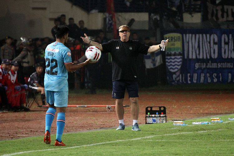 Pelatih Persib Bandung, Robert Rene Alberts, saat mendampingi timnya dalam laga pekan pertama Liga 1 2020 menghadapi Persela Lamongan di Stadion Si Jalak Harupat, Kabupaten Bandung. 