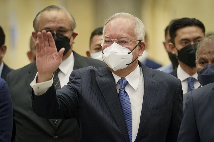 Mantan Perdana Menteri Malaysia Najib Razak (tengah) dengan memakai masker tiba di Pengadilan Banding Putrajaya, Malaysia, Senin (15/8/2022). Pengadilan tinggi Malaysia memulai sesi dengar pendapat dari upaya terakhir Najib Razak untuk membatalkan hukuman atas kasus korupsi dana negara 1MDB.