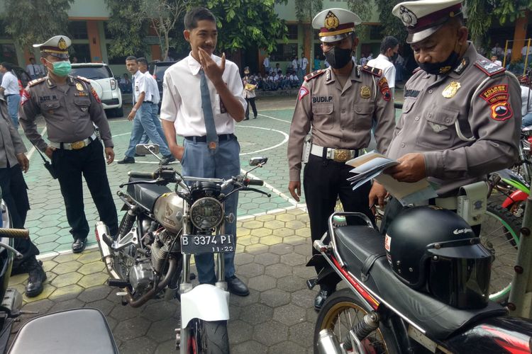 Unit Lantas Polsek Sidomukti Polres Salatiga memberi tilang siswa yang menggunakan knalpot brong di sepeda motornya.