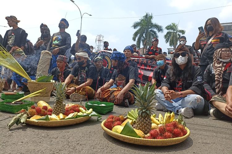 Warga menggelar unjuk rasa di depan Kantor Pemerintah Kabupaten Karawang, Senin (31/1/2022).