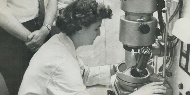 June Almeida dengan mikroskop elektronnya di Ontario Cancer Institute di Toronto.