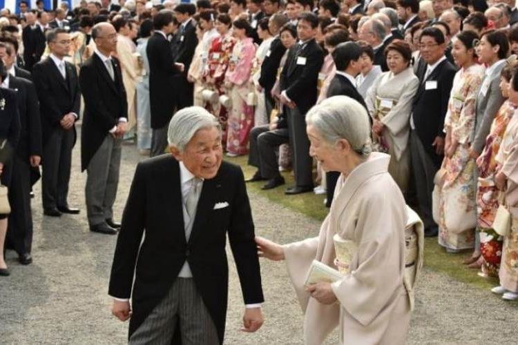 Kaisar Akihito dan istrinya, Michiko.