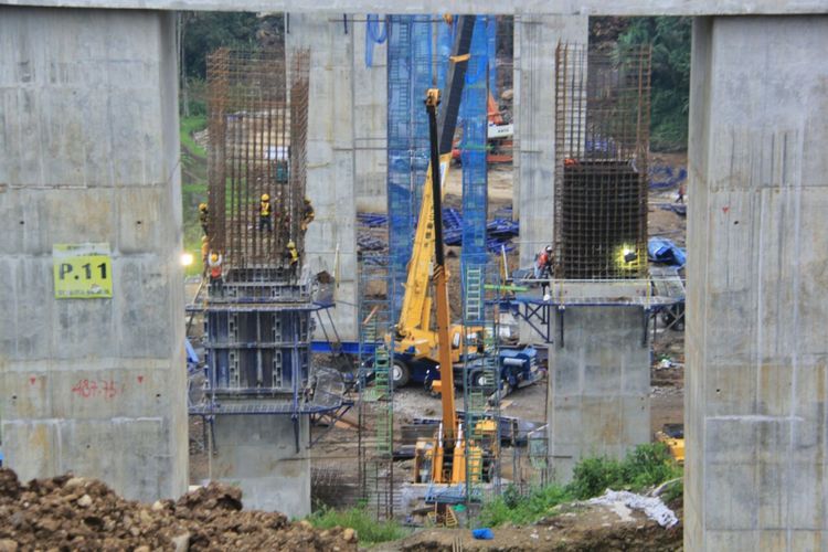 Pekerjaan konstruksi  Jembatan Kenteng pada Tol Salatiga-Kartasura.
