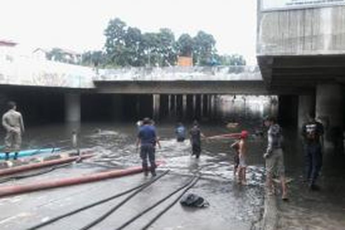 Banjir di Underpass Kemayoran Landas Pacu Timur masih belum surut hingga Selasa (28/1/2014) sore.