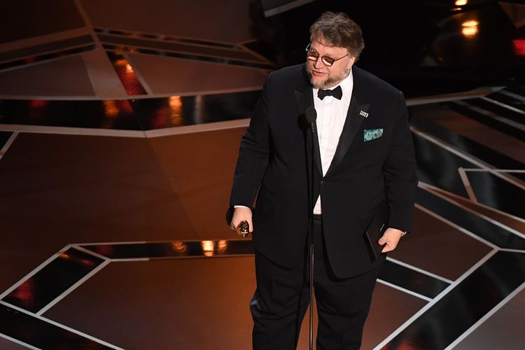 Sutradara Meksiko Guillermo del Toro menyampaikan pidato setelah ia memenangi Piala Oscar sebagai Sutradara Terbaik untuk The Shape of Water dalam acara Academy Awards Tahunan ke-90 pada 4 Maret 2018 di Hollywood, California, AS.