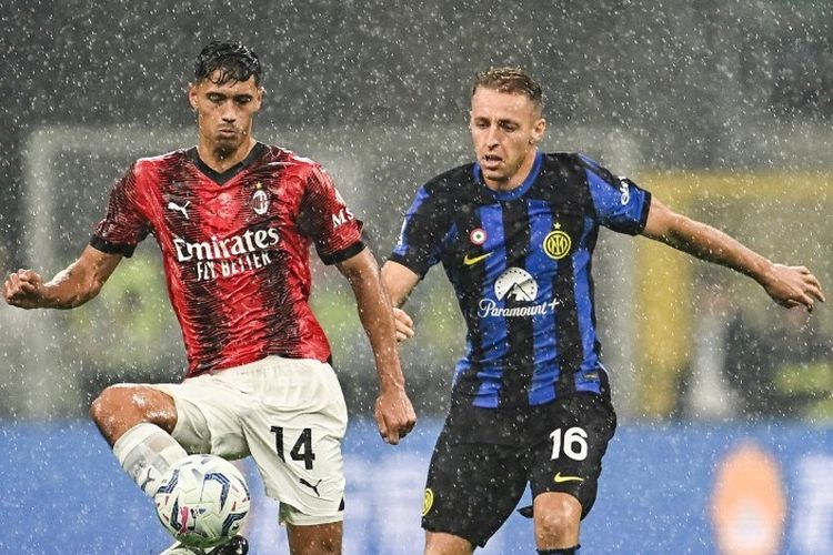 Tijjani Reijnders (kiri) berduel dengan Davide Frattesi (kanan) dalam laga Liga Italia 2023-2024 antara Inter vs Milan di Stadion Giuseppe Meazza, 16 September 2023. (Photo by GABRIEL BOUYS / AFP)