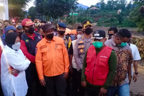 Kunjungi Lokasi Banjir Bandang Garut, Risma Berencana Bangun Lumbung Sosial