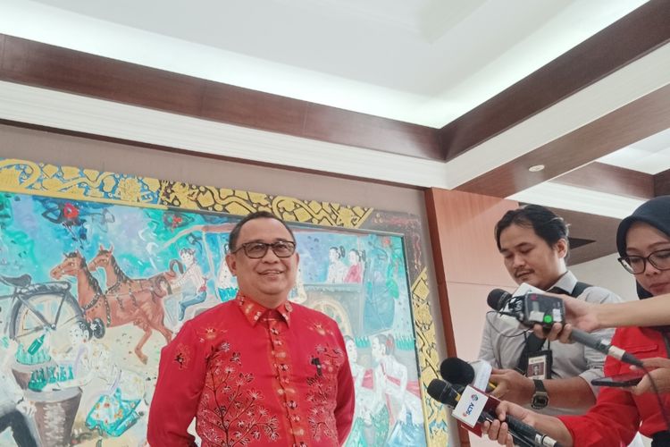 Koordinator Staf Khusus Presiden, Ari Dwipayana saat memberikan keterangan pers di Gedung Sekretariat Negara, Jakarta, Senin (29/1/2024).
