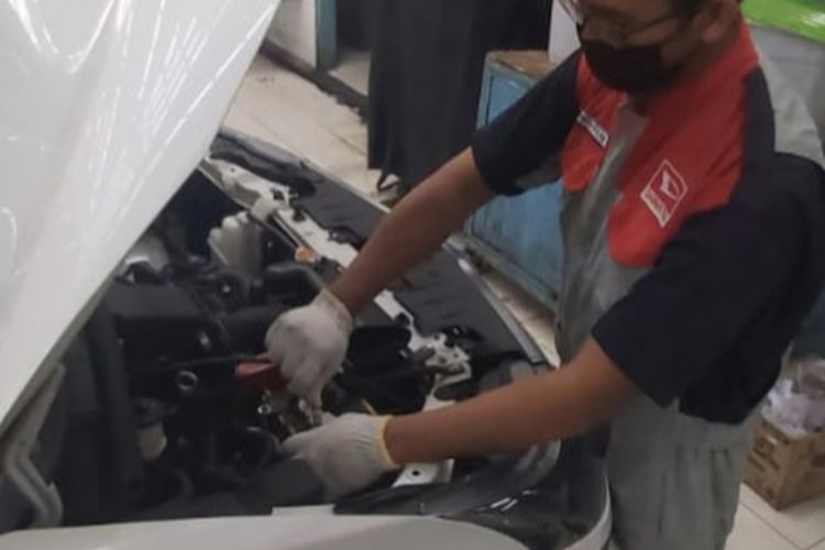 Mekanik Astra Daihatsu Majapahit sedang melakukan cek kondisi aki. 